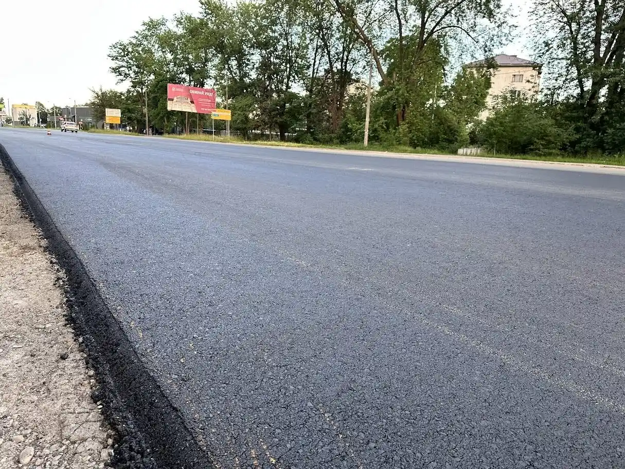 Прикарпаття у вогні: екстремальна робота дорожників у спеку